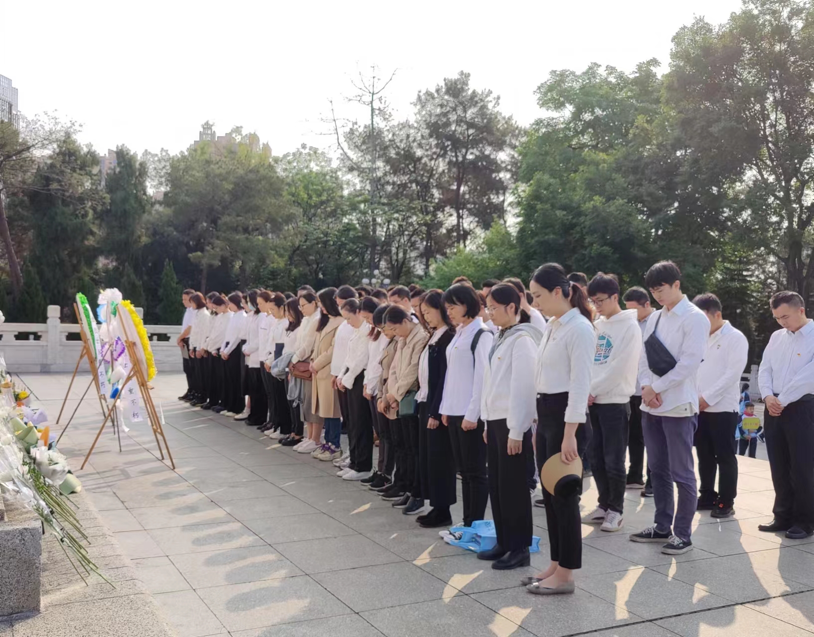 市排水公司黨總支、南寧建康環(huán)保公司黨支部開展“緬懷革命先烈，賡續(xù)紅色基因”聯(lián)合主題黨日活動